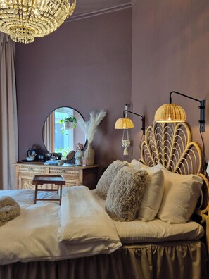 Ropa de cama de alta calidad, muebles diferentes y escritorio 