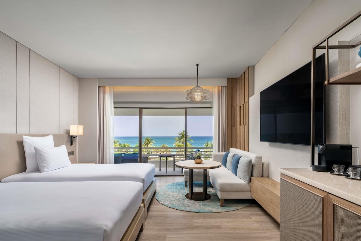 Bộ đồ giường cao cấp, minibar, két bảo mật tại phòng