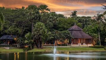 Un sauna, una bañera de hidromasaje, tratamientos corporales