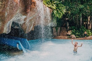 5 piscine all'aperto, cabine incluse nel prezzo, ombrelloni da piscina