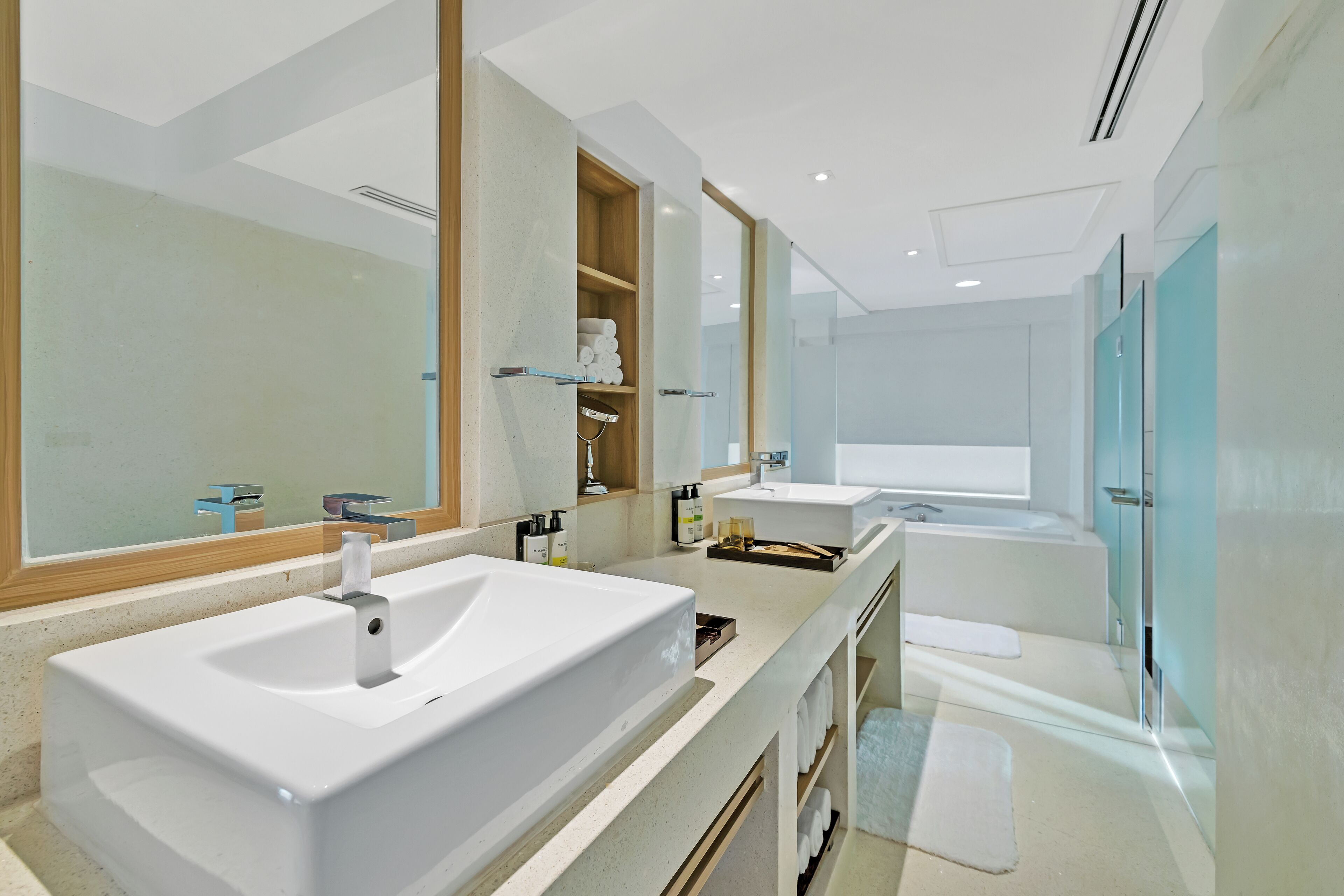Ein modernes Badezimmer mit einem großen weißen Waschbecken, einer Badewanne und einer Duschkabine.