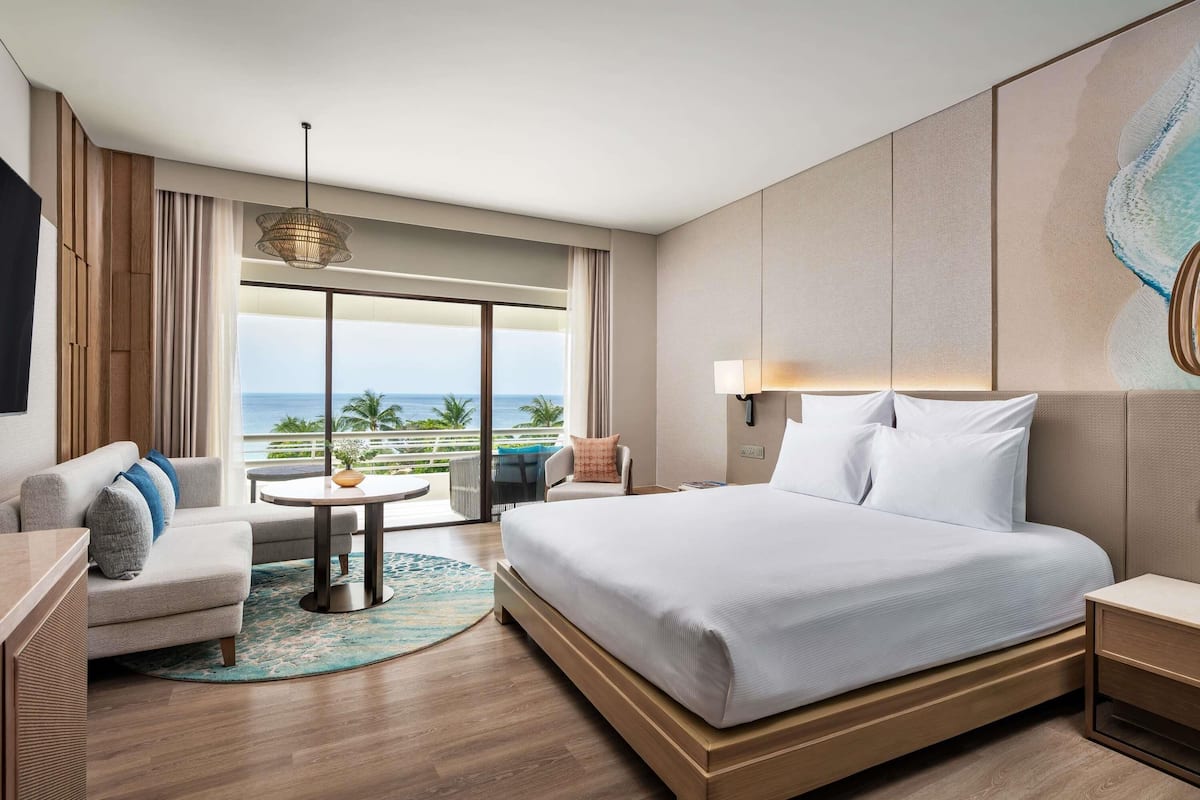 Deluxe Room, 1 Double Bed, Sea View | Premium bedding, minibar, in-room safe, individually furnished