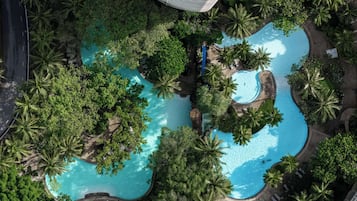 5 outdoor pools, free cabanas, pool umbrellas