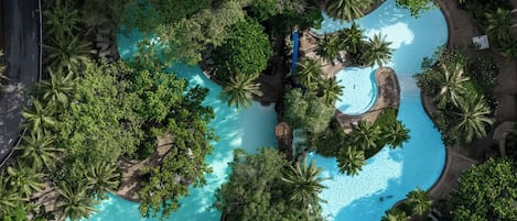 5 outdoor pools, free cabanas, pool umbrellas