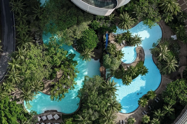 5 piscinas al aire libre, cabañas de piscina gratuitas, sombrillas
