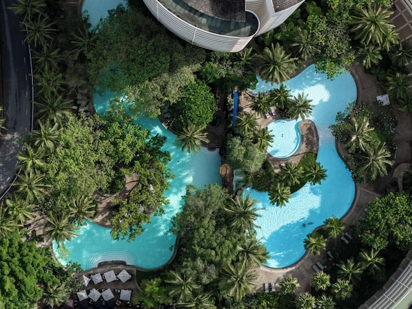 5 outdoor pools, free cabanas, pool umbrellas