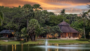 Sauna, hot tub, body treatments, aromatherapy, hot stone massages