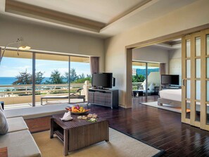 Suite superior, vista al mar | Ropa de cama de alta calidad y minibar 
