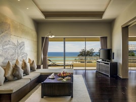 Suite superior, vistas al mar | Ropa de cama de alta calidad, minibar, caja fuerte