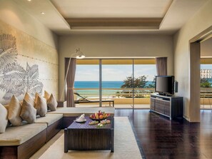 Suite superior, vista al mar | Ropa de cama de alta calidad y minibar 
