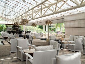 2 bars/lounges, 3 poolside bars, beach bar - Pullman Phuket Karon Beach Resort (Karon)