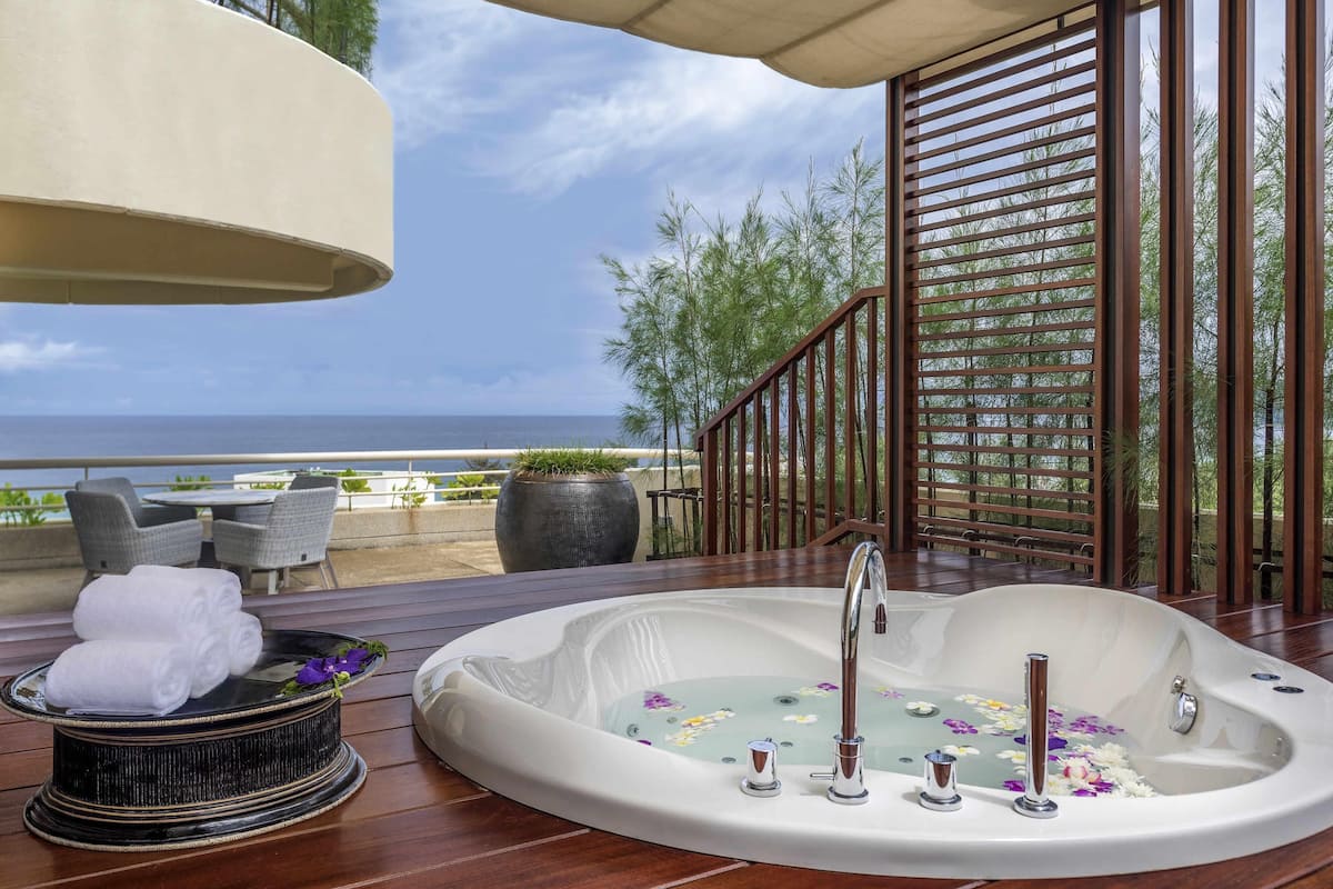 Deluxe Suite, 1 King Bed, Sea View