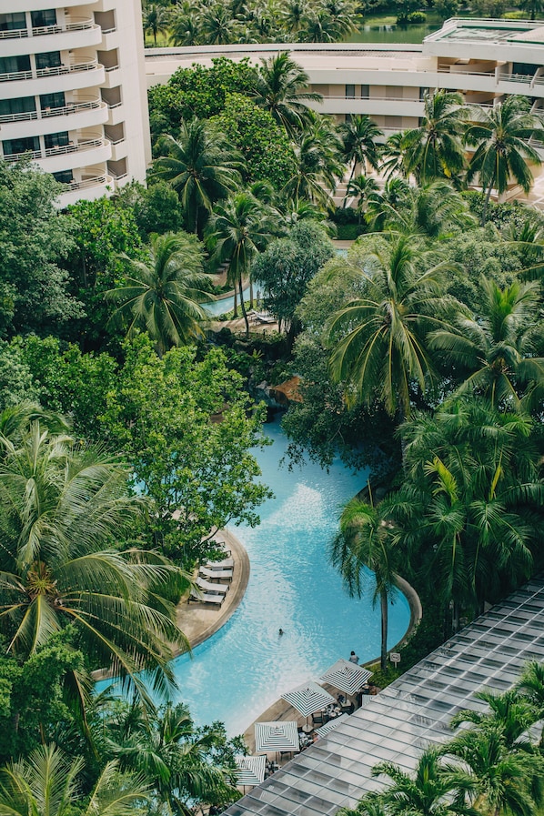 5 piscinas al aire libre, camas de piscina gratis, sombrillas