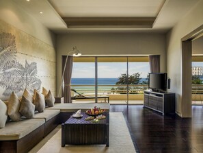 Suite superior, vistas al mar | Ropa de cama de alta calidad, minibar, caja fuerte
