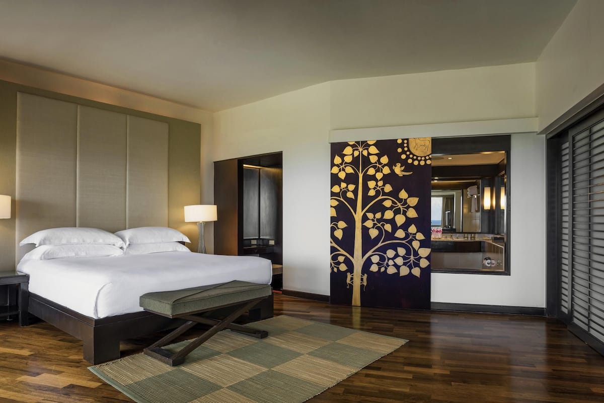 Executive Suite | Premium bedding, minibar, in-room safe, individually furnished