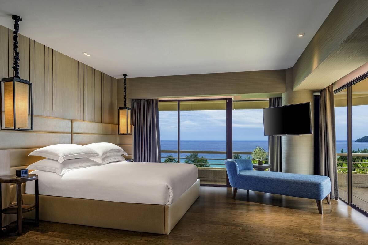 Suite – deluxe, 1 kingsize-seng, sjøutsikt | Sengetøy av topp kvalitet, minibar, safe på rommet og skrivebord