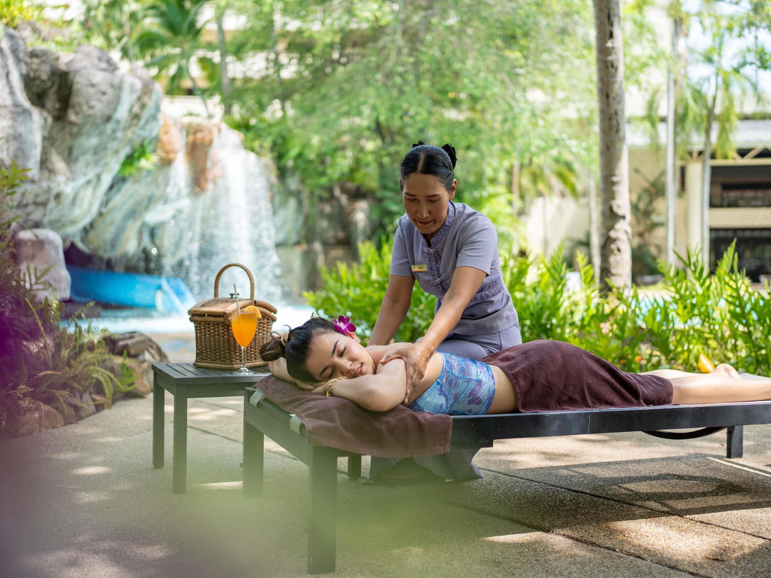 ซาวน่า, อ่างน้ำร้อน, ทรีทเมนท์ดูแลผิว, อโรมาเธอราพี, การนวดด้วยหินร้อน