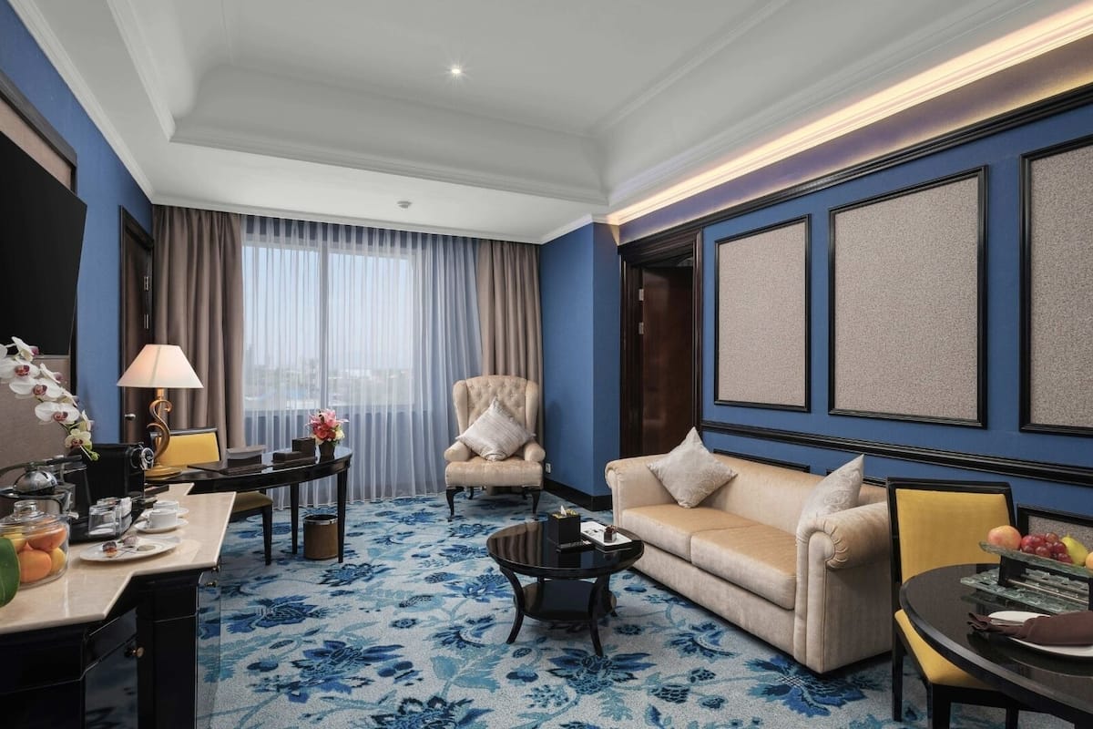 suite, 1 king bed | premium bedding, minibar, in-room safe, desk