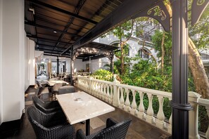 Se sirven cenas y cocina internacional 