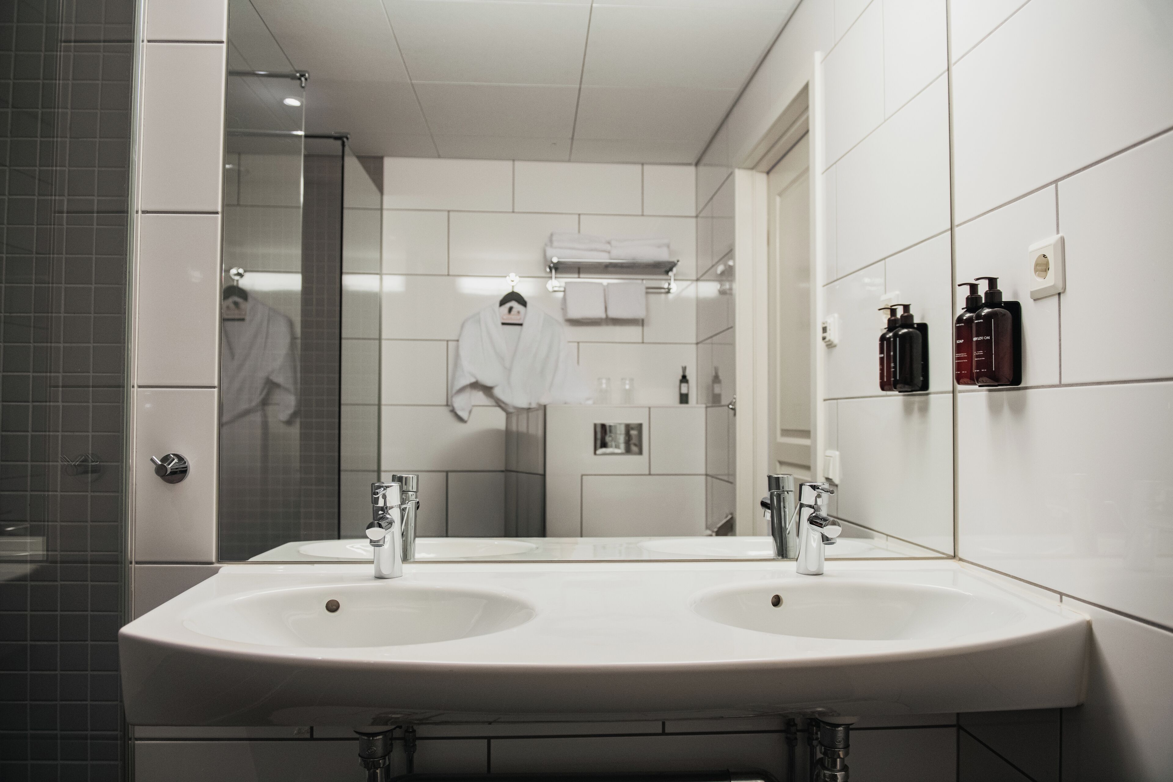 suite, 1 double bed, non smoking | bathroom | shower, hair dryer, towels