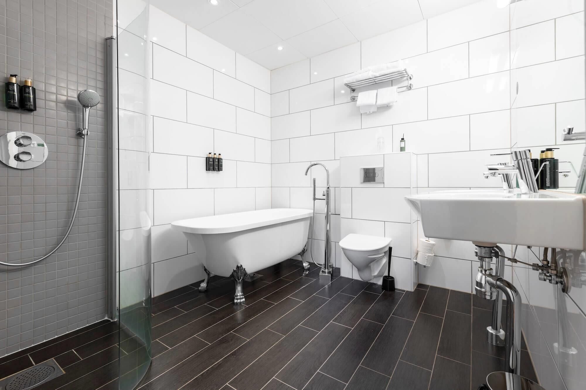 junior suite, non smoking | desk, cots/infant beds, rollaway beds, bed sheets