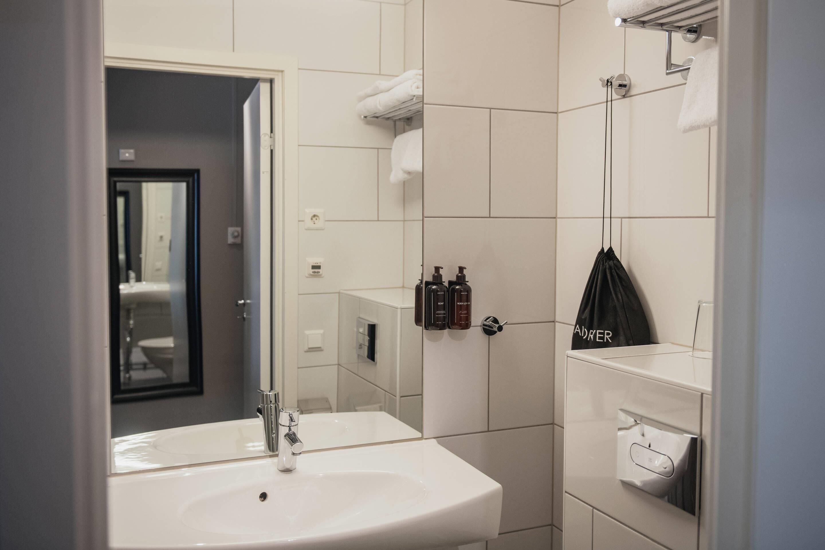 standard double room | desk, cots/infant beds, rollaway beds, bed sheets