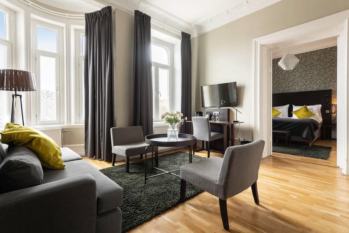 suite, 1 double bed, non smoking | desk, cots/infant beds, rollaway beds, bed sheets