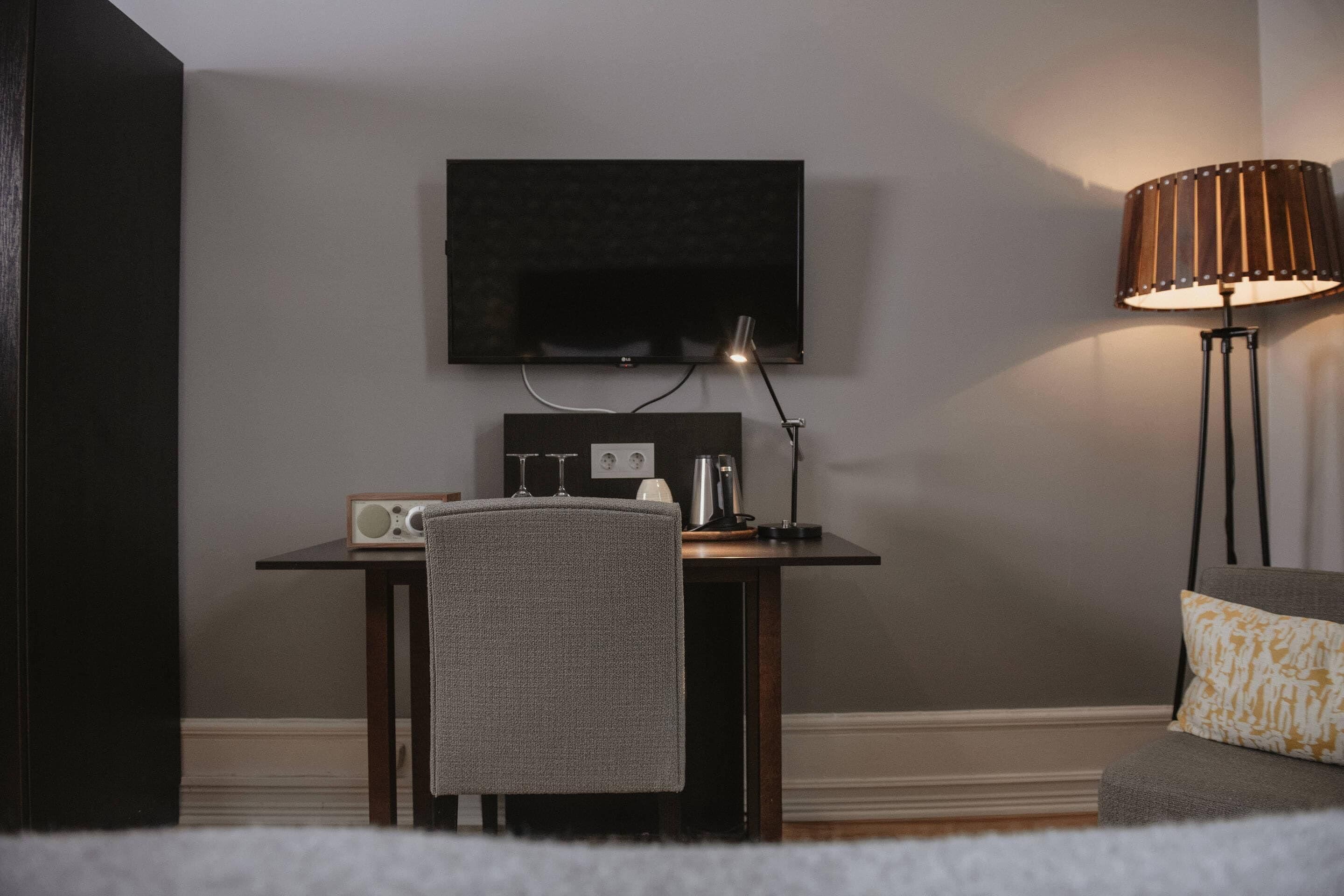 deluxe double room | desk, cots/infant beds, rollaway beds, bed sheets