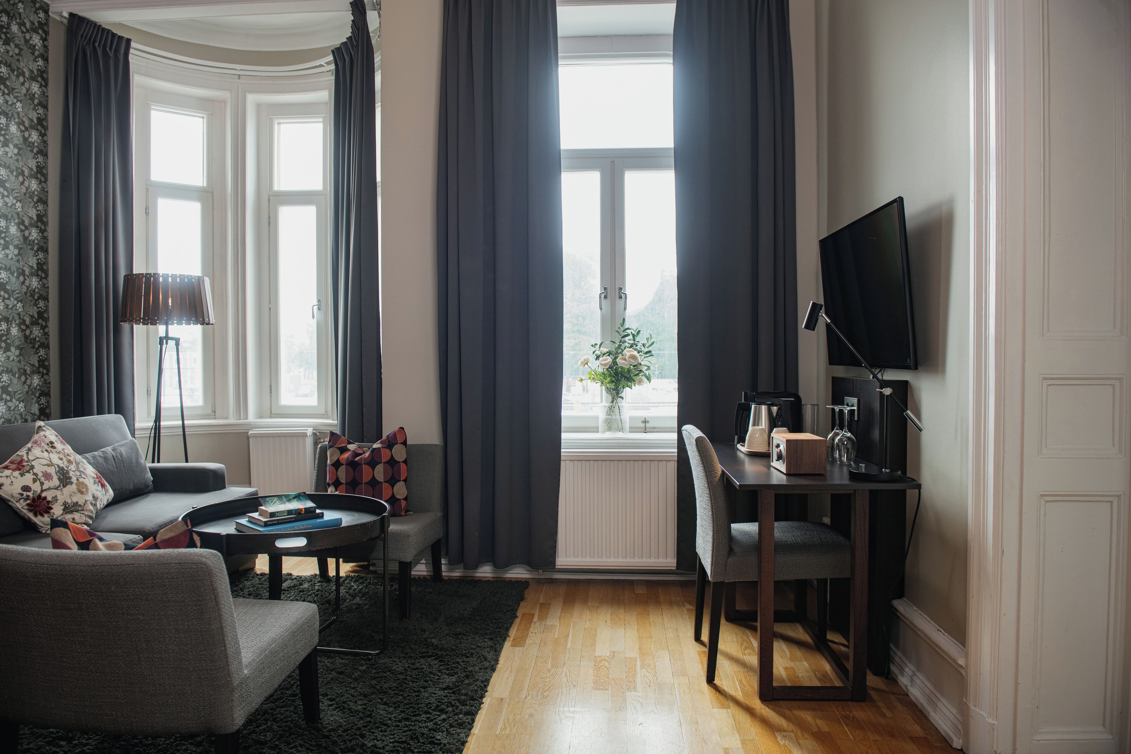 suite, 1 double bed, non smoking | desk, cots/infant beds, rollaway beds, bed sheets