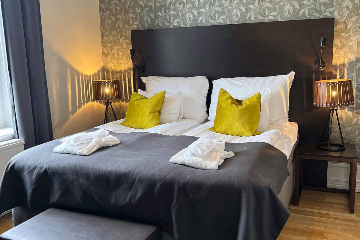 suite, 1 double bed, non smoking | desk, cots/infant beds, rollaway beds, bed sheets