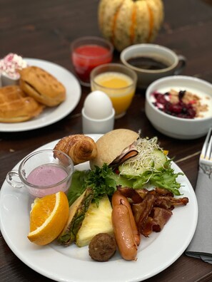 Free daily buffet breakfast 