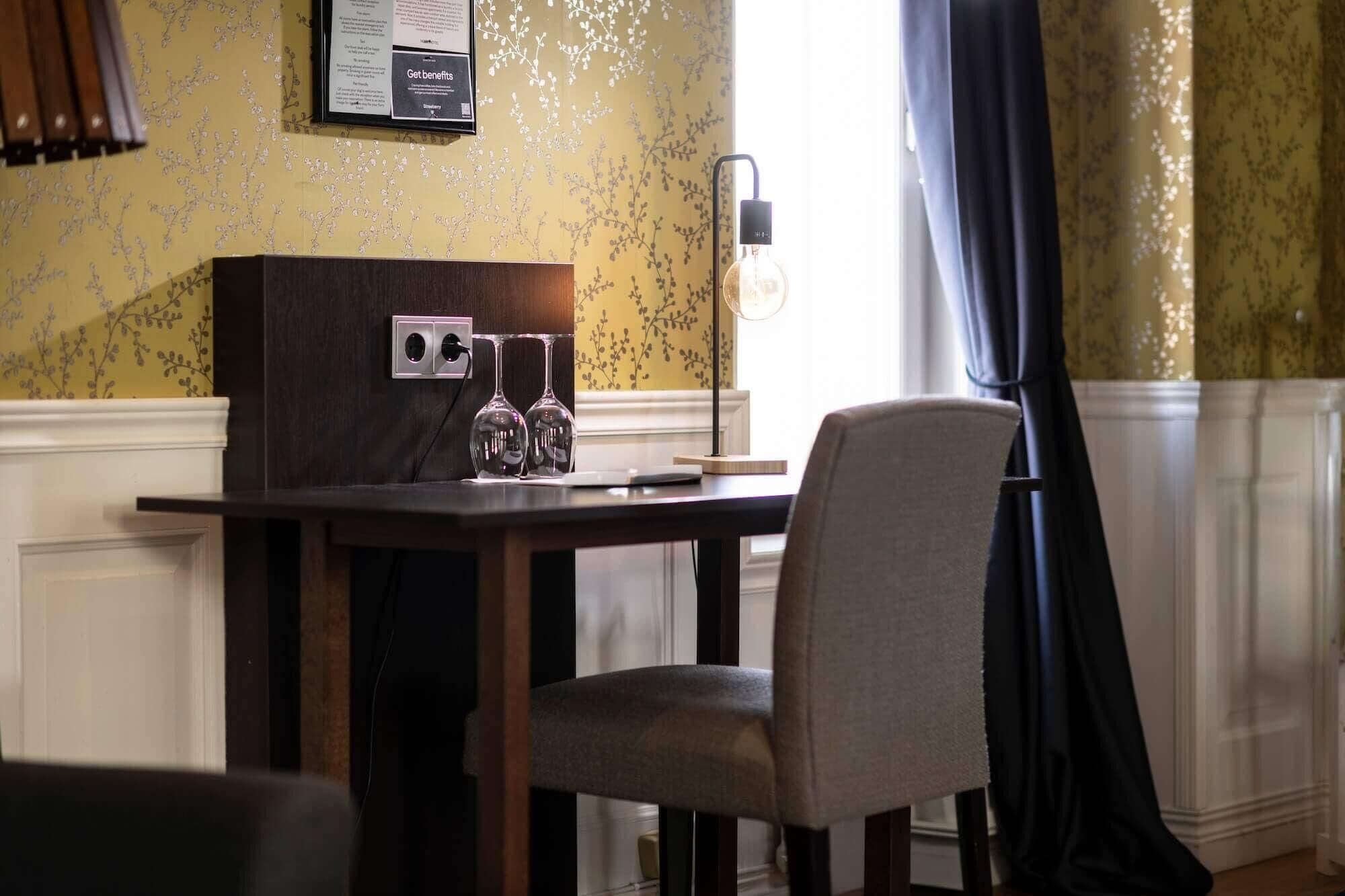 junior suite, non smoking | desk, cots/infant beds, rollaway beds, bed sheets