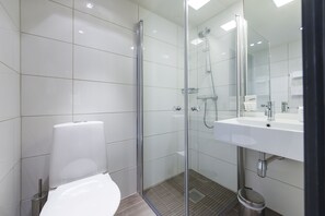 Dobbeltrom – standard | Bad | Toalettartikler (inkludert), hårføner og håndklær