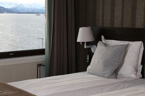 Desk, laptop workspace, iron/ironing board, cots/infant beds - Atlantica (Alesund)