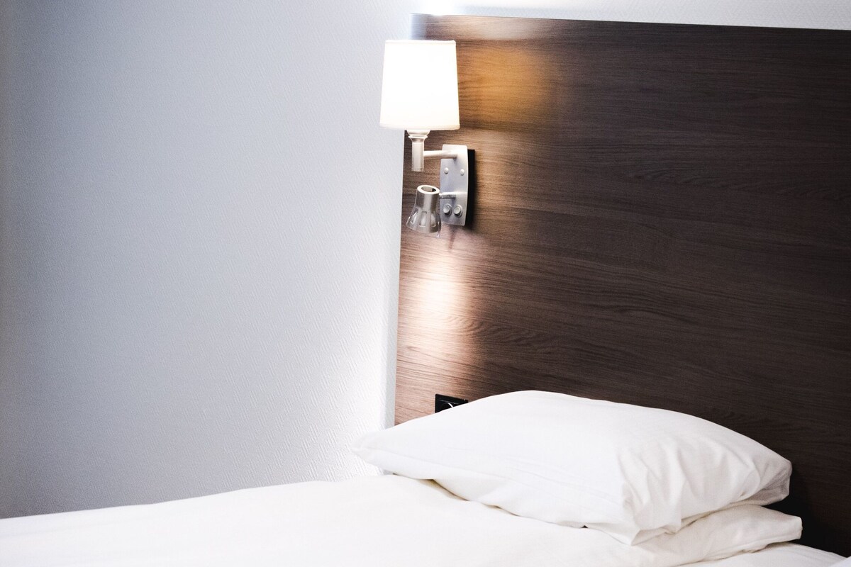 Escritorio, espacio para trabajar con un portátil, cortinas opacas