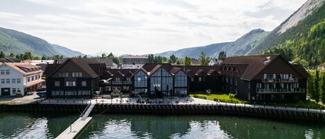 Suite | Desk, laptop workspace, blackout drapes, free WiFi