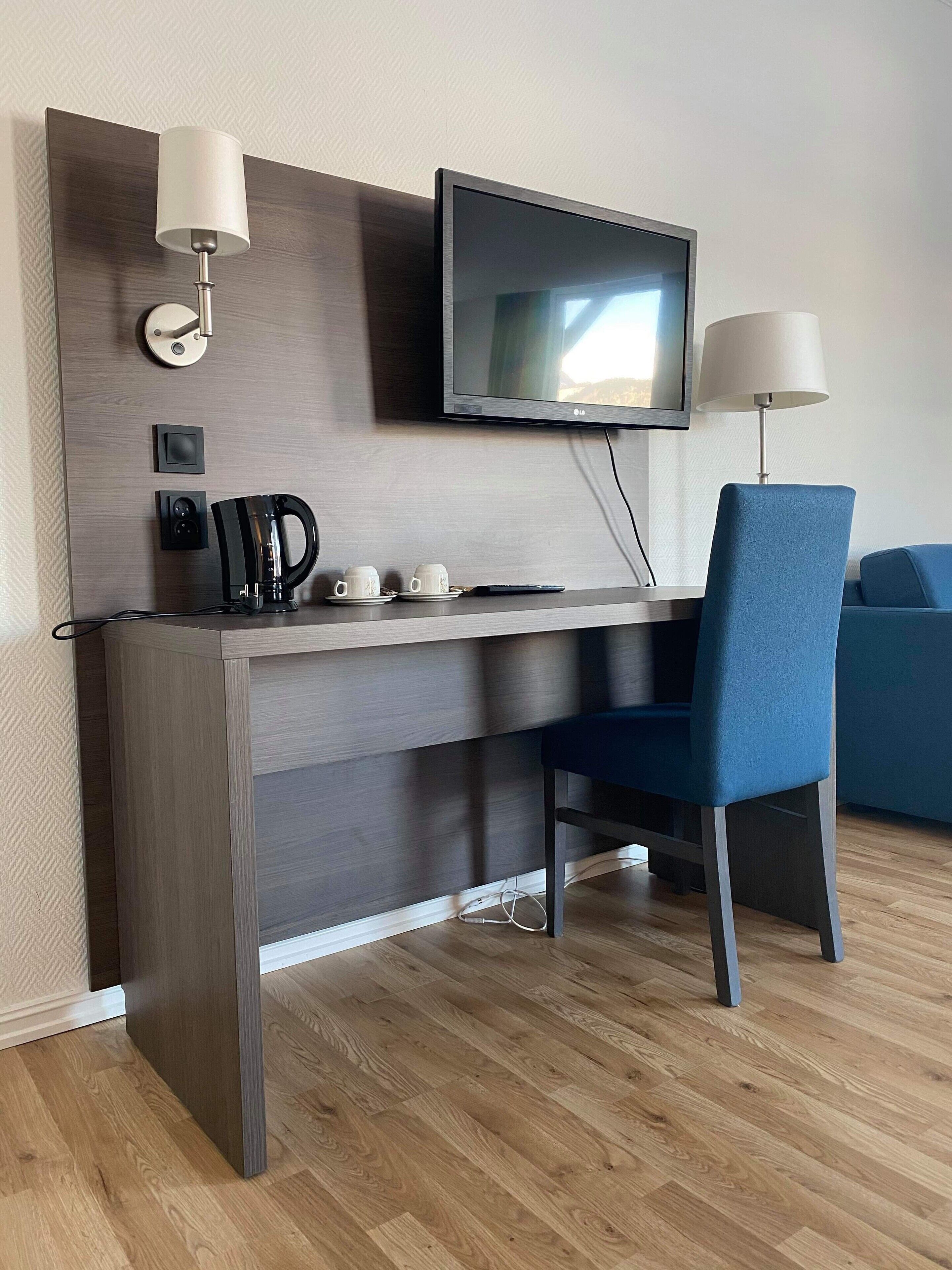 superior double room | living area | tv