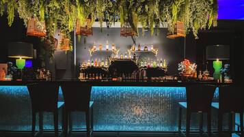 2 bars/lounges, lobby lounge