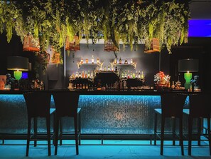 2 bars, lounge dans le hall