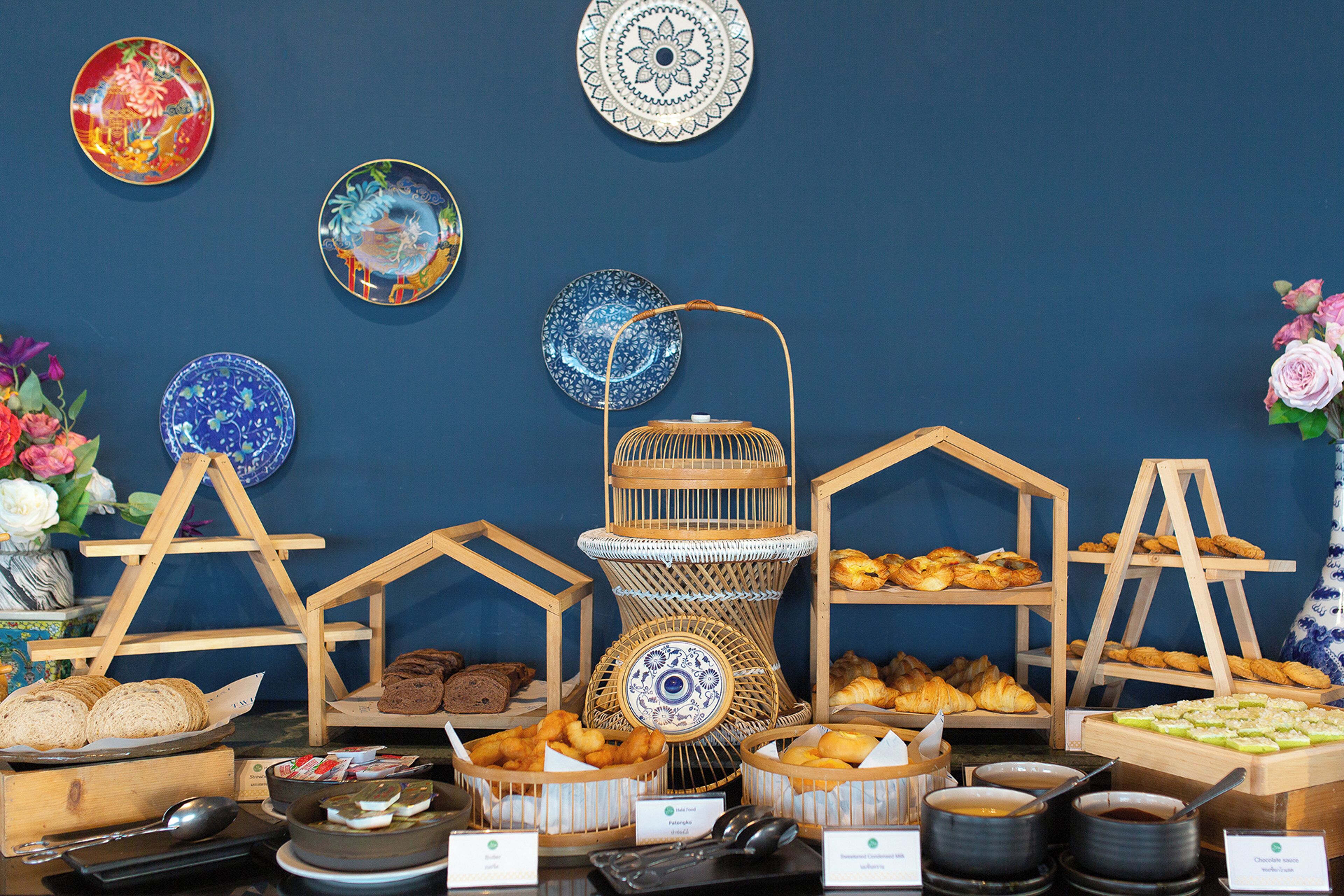 Daily buffet breakfast (THB 450 per person)