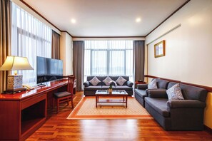 Executive Suite | 1 bedroom, hypo-allergenic bedding, in-room safe, individually decorated