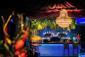 2 Bars/Lounges, Lobby-Lounge