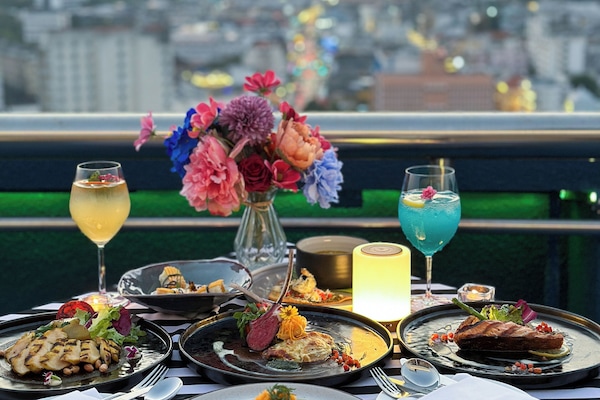 3 restaurants, breakfast, lunch, dinner served; Fusion cuisine