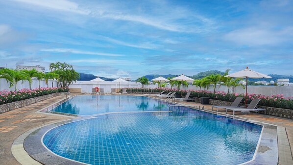 Piscine extérieure, parasols de plage