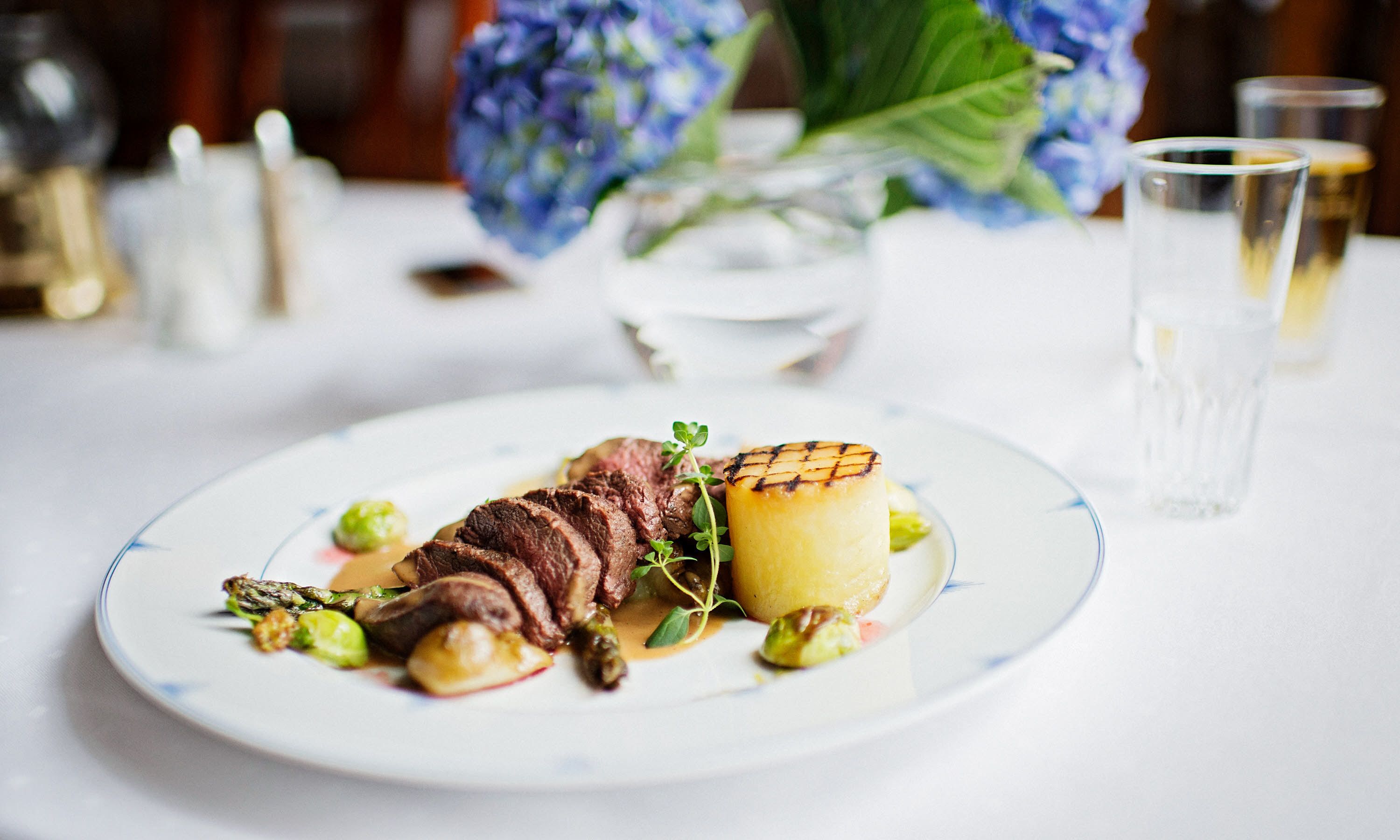 Ein Teller mit Steak, Kartoffeln und Gemüse.