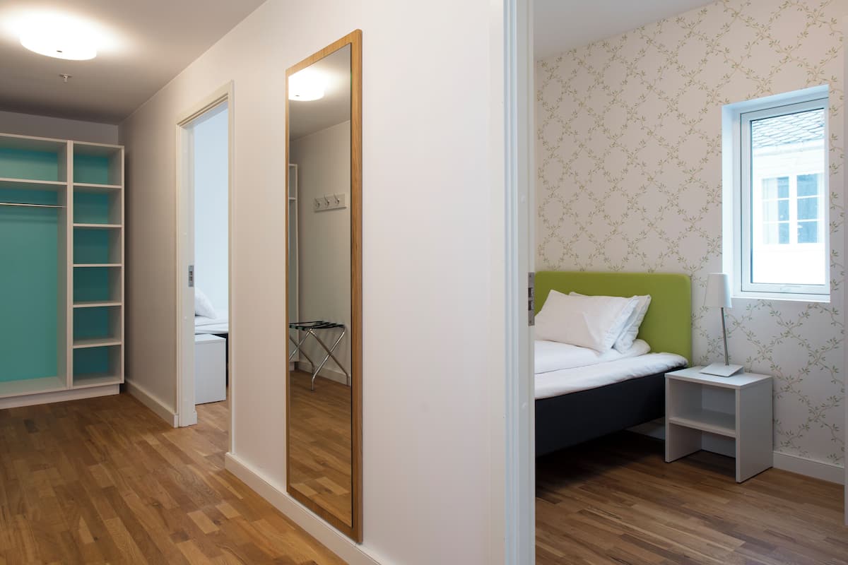 Minibar, bureau, espace de travail pour ordinateur portable