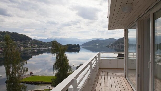 A balcony with a view of a lake and mountains. - Thon Hotel Sandven (Kvam)