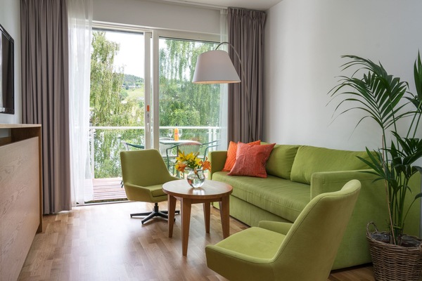 Minibar, meja kerja, ruang kerja ramah laptop, dan tirai kedap cahaya