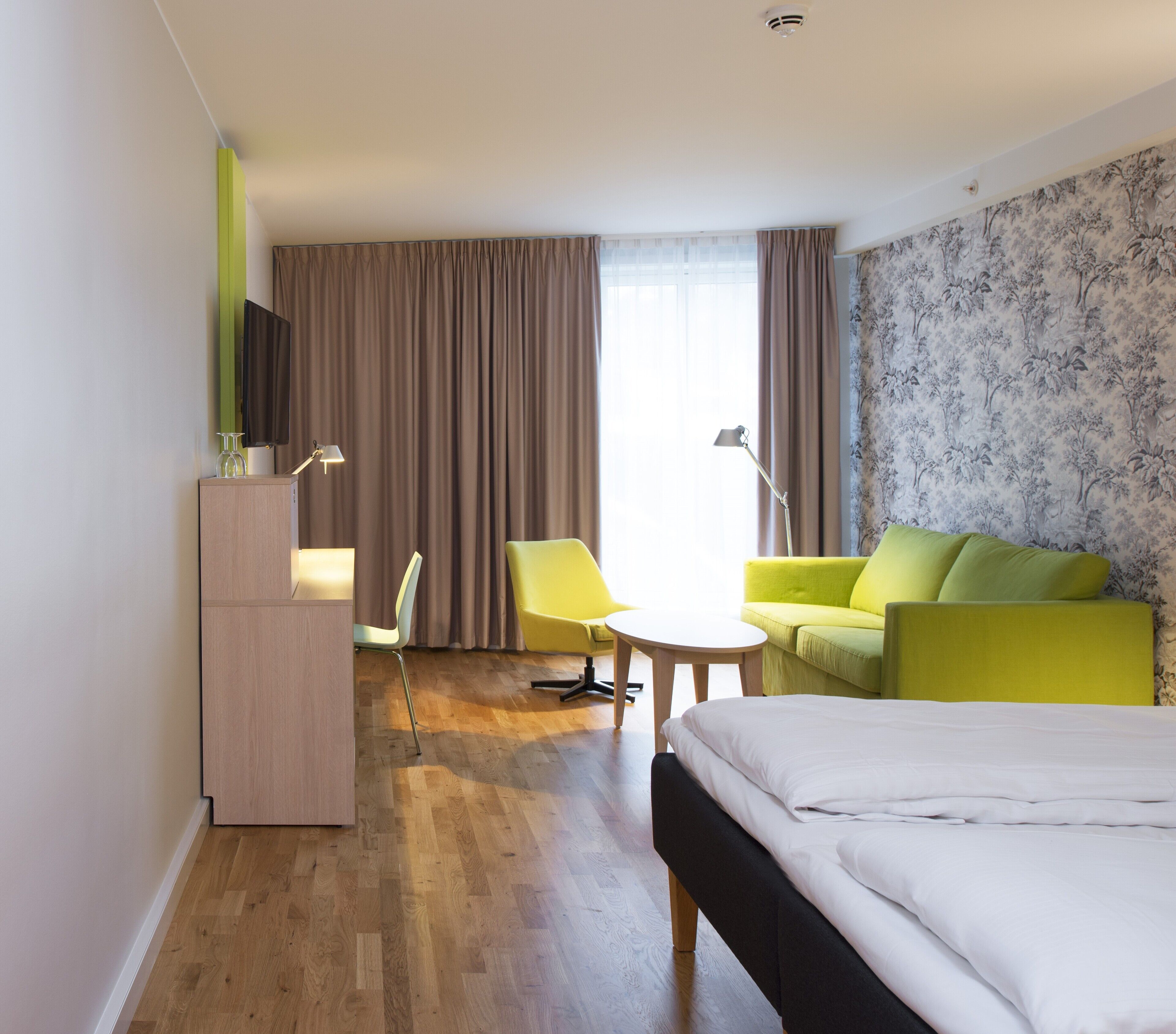 家庭房, 1 张双人床, 无烟房 (Standard) | 迷你吧、办公桌、笔记本电脑工作区、遮光窗帘