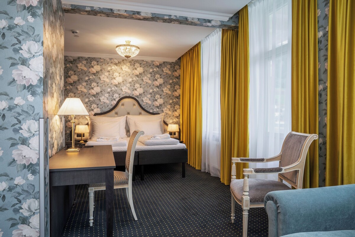 Junior Suite | Down comforters, desk, laptop workspace, blackout drapes